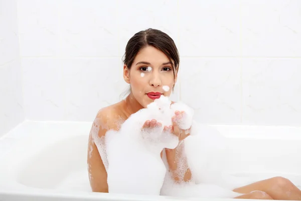 Kadın banyo yapıyor. — Stok fotoğraf