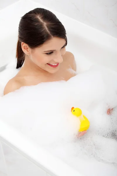 Bela Jovem Caucasiana Tomando Banho Com Pato Amarelo — Fotografia de Stock