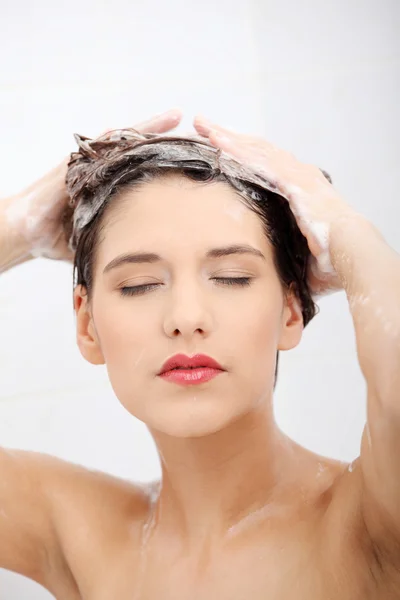 Piękna Młoda Kobieta Jej Włosy Mycia Pod Prysznicem — Zdjęcie stockowe