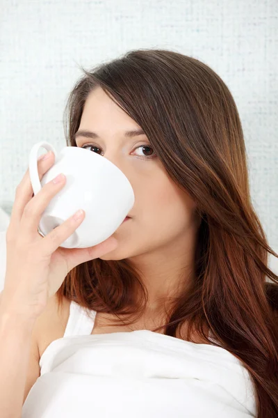 Leuke vrouw drinken een kopje koffie — Stockfoto