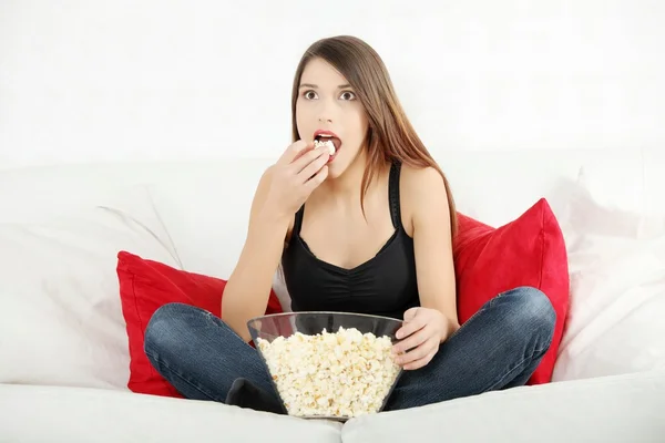 Mooie Jonge Vrouw Kijken Eten Popcorn — Stockfoto