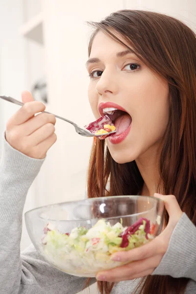 Ung Lykkelig Vakker Kvinne Kjøkkenet Som Spiser Salat – stockfoto