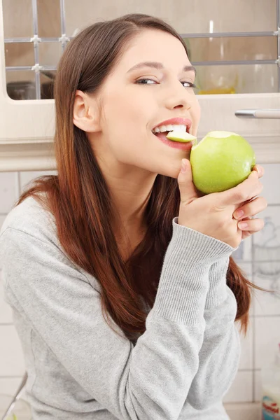 Young Happy Beautiful Woman Kitchen Eating Green Apple — Stock Photo, Image