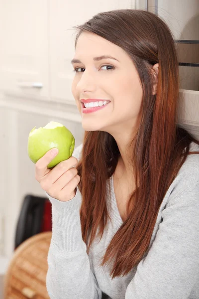 Jonge Gelukkig Mooie Vrouw Keuken Eten Groene Apple — Stockfoto