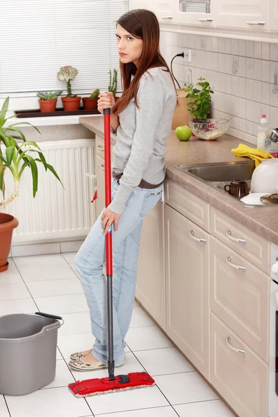 Wanita Memegang Pel Dan Membersihkan Lantai Dapur — Stok Foto