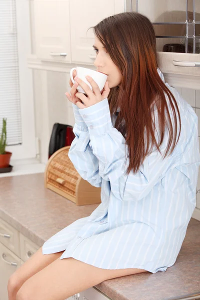 Una joven tomando café por la mañana — Foto de Stock