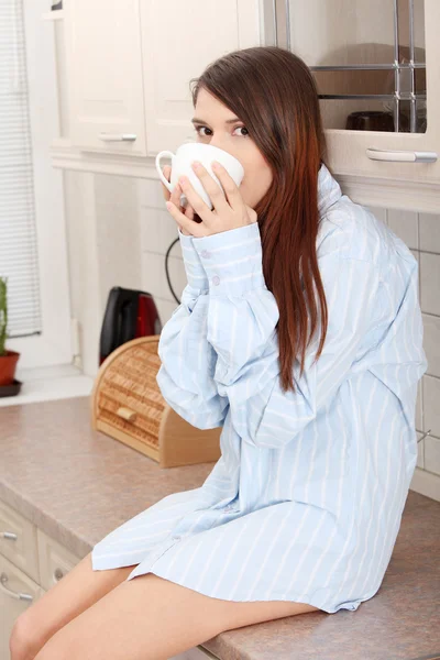 一个年轻的女人在早上喝咖啡 — 图库照片