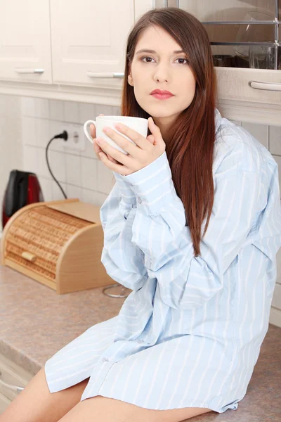 Egy fiatal nő, miután a reggeli kávé — Stock Fotó