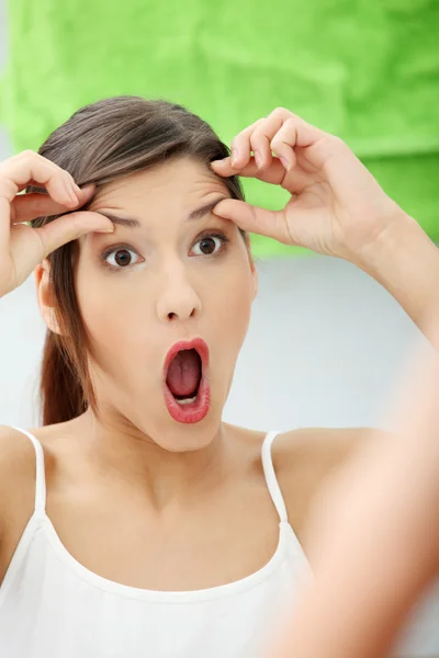 Geschokt Jonge Vrouw Haar Rimpels Haar Voorhoofd Badkamer Controleren — Stockfoto