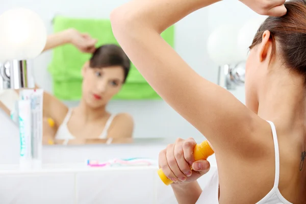Jovem Bela Mulher Caucasiana Usando Desodorizante Seu Banheiro — Fotografia de Stock