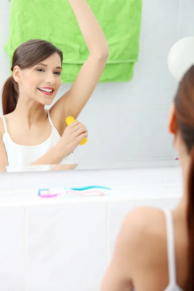 Genç güzel beyaz kadınla deodorant kullanma — Stok fotoğraf