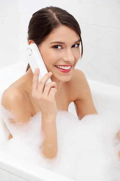 Piękna Młoda Kobieta Rozmawia Przez Telefon Komórkowy Podczas Kąpieli — Zdjęcie stockowe