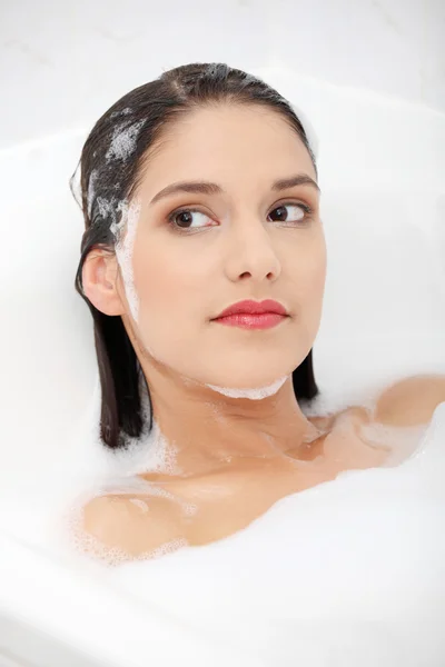 Jovem mulher tomando banho — Fotografia de Stock