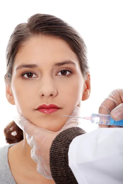 Cirurgiões Plásticos Administrando Injeção Botox Pele Feminina Isolado Branco — Fotografia de Stock