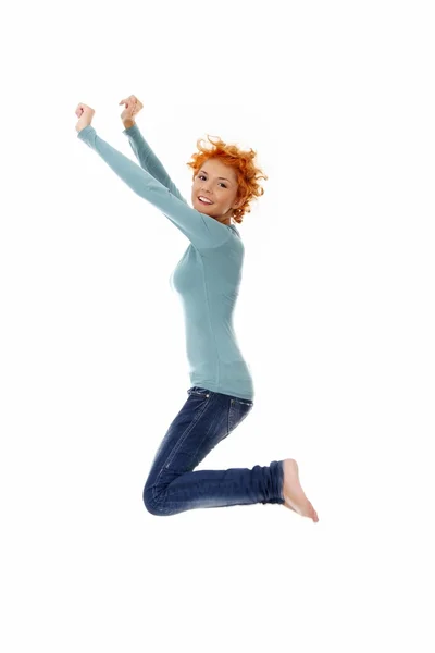 Junge glückliche Kaukasierin springt in die Luft — Stockfoto