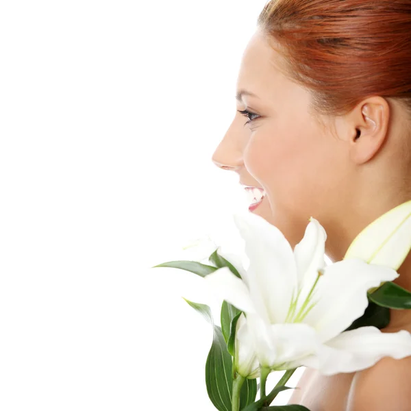 Porträt des attraktiven Mädchens mit Lilienblüte in der Hand — Stockfoto