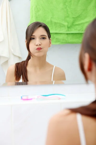 Femme utilisant bain de bouche Image En Vente