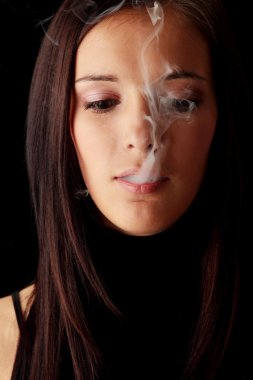 Sigara içen genç kadın