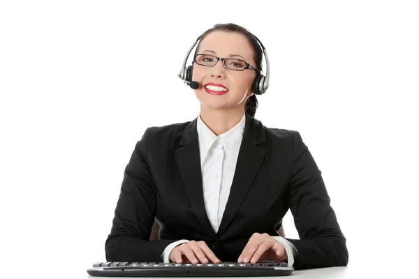 Hermosa chica operador de servicio al cliente en auriculares — Foto de Stock