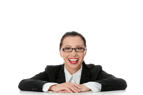 Молодая счастливая деловая женщина за столом — стоковое фото