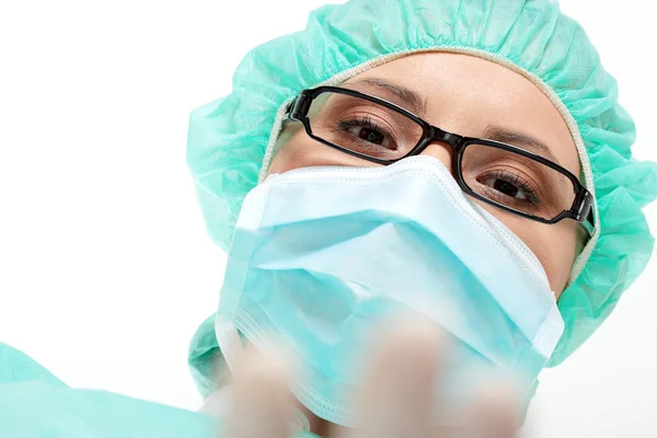Poważna pielęgniarka lub lekarz w masce chirurgicznej — Zdjęcie stockowe