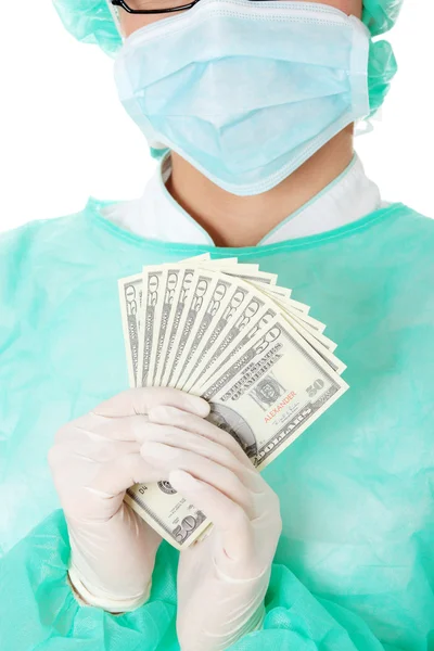 Médico cirurgião feminino segurando dinheiro — Fotografia de Stock
