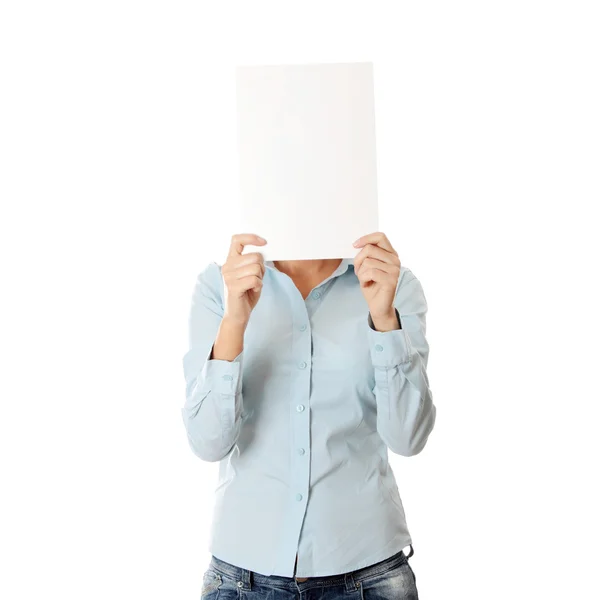 Menina cobrindo seu rosto com placa em branco — Fotografia de Stock