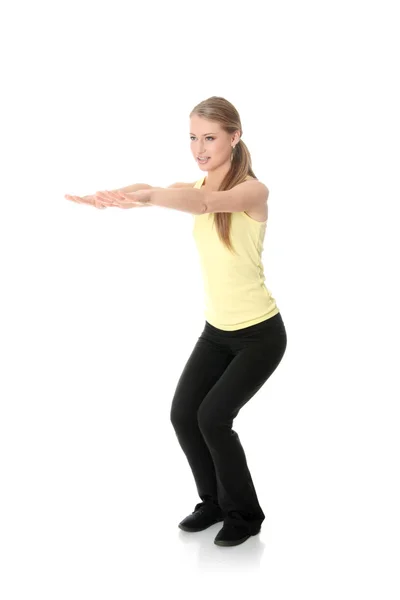 Молодая женщина делает упражнения — стоковое фото