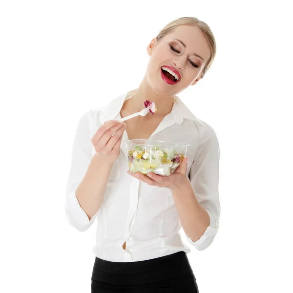 Mladá podnikatelka jíst salát — Stock fotografie