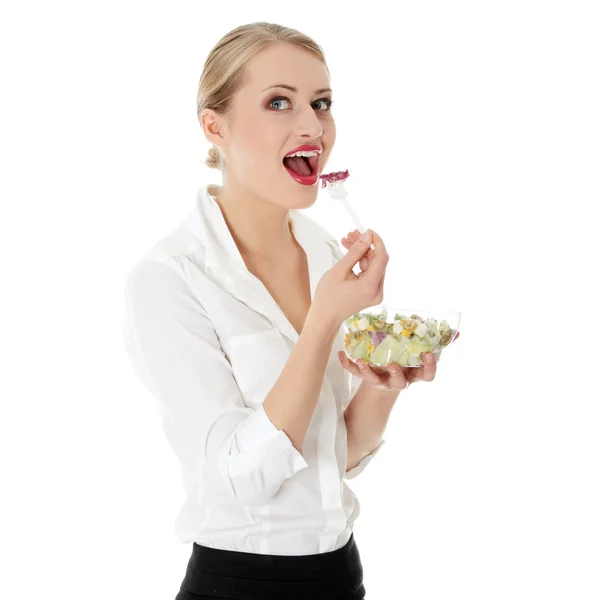 Giovane donna d'affari mangiare insalata — Foto Stock