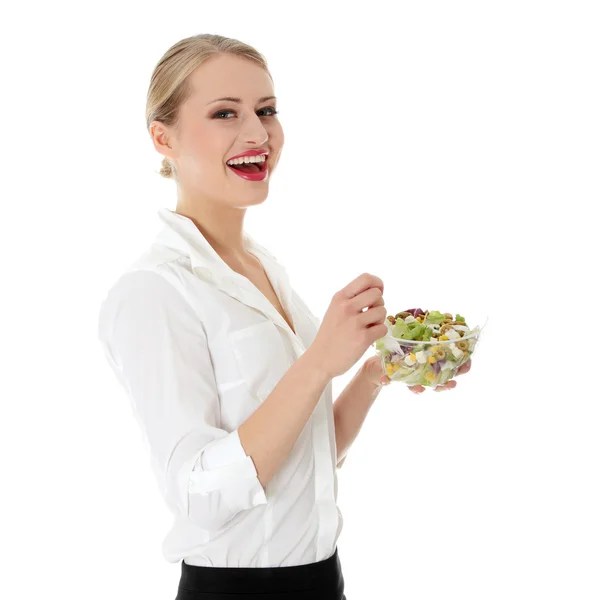 Mladá podnikatelka jíst salát — Stock fotografie