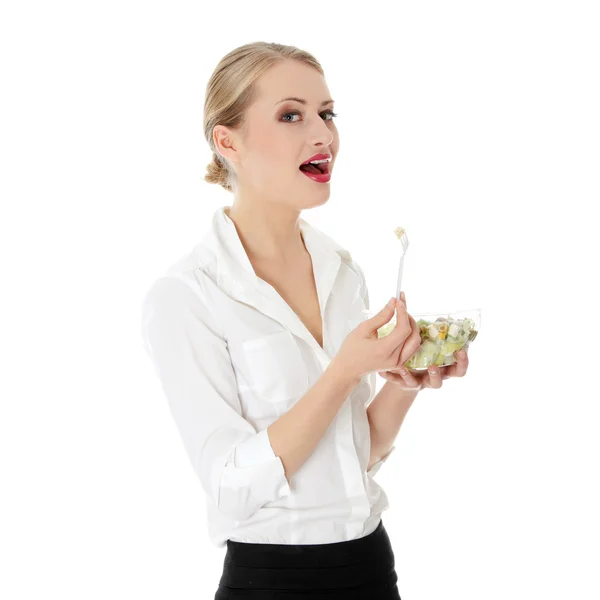 Jovem empresária comendo salada — Fotografia de Stock