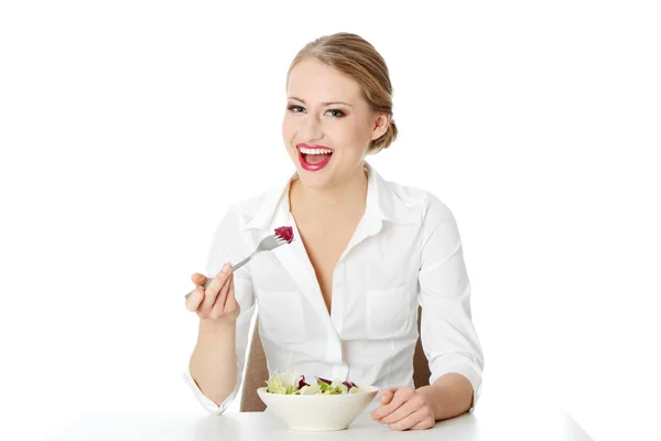 Jonge zakenvrouw eten Salade — Stockfoto