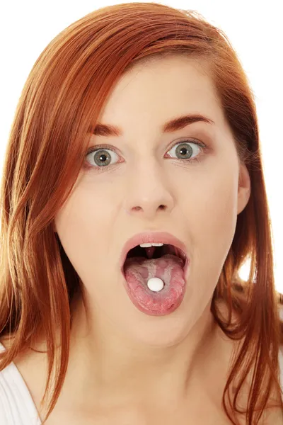 Молода жінка з таблетками — стокове фото