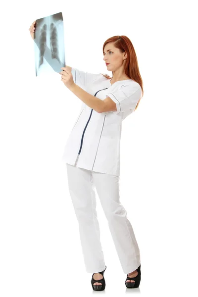 Kobieta lekarz patrząc na RTG — Zdjęcie stockowe