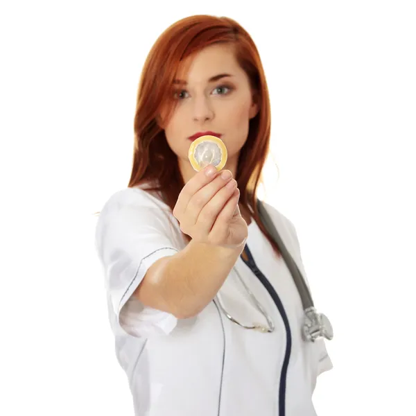 Kadın doktor holding prezervatif — Stok fotoğraf
