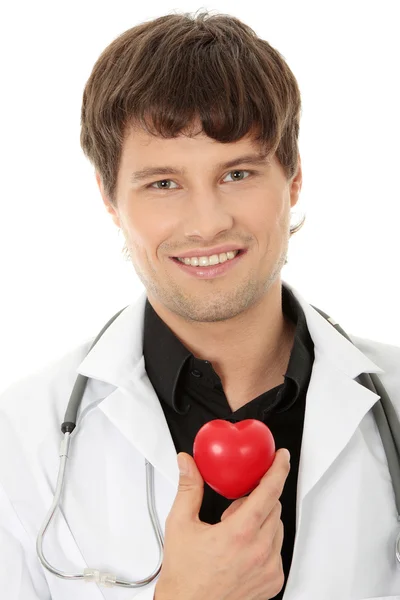 Doctor sosteniendo corazón forma juguete — Foto de Stock