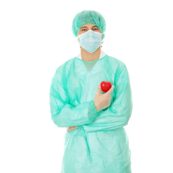 Przystojny młody lekarz mężczyzna trzyma zabawki kształt serca — Zdjęcie stockowe