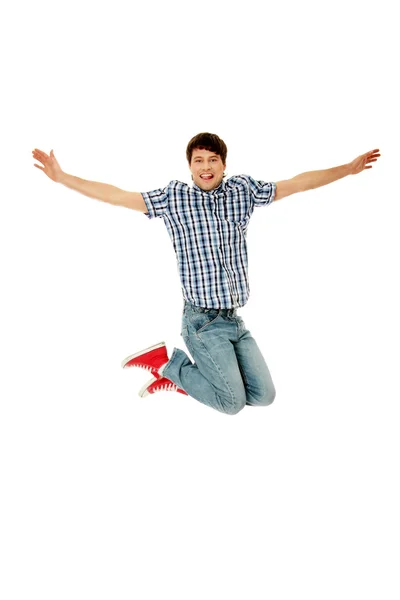 Unga kaukasiska lycklig hoppning i luften — Stockfoto
