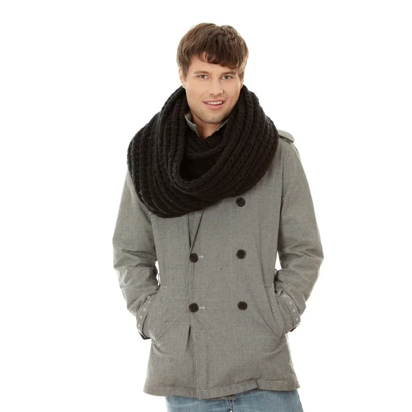 Красивий чоловік в шарфі і пальто — стокове фото