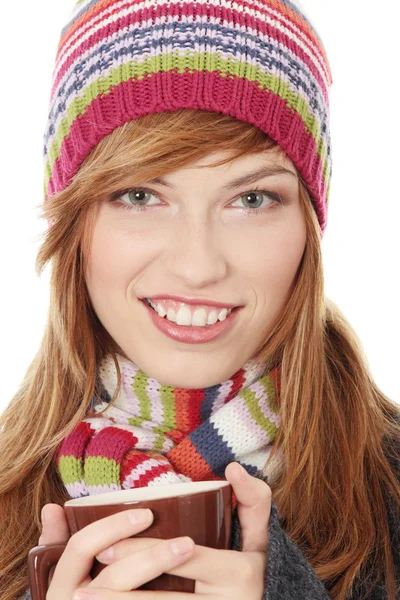 Donna con berretto invernale bere qualcosa di caldo — Foto Stock