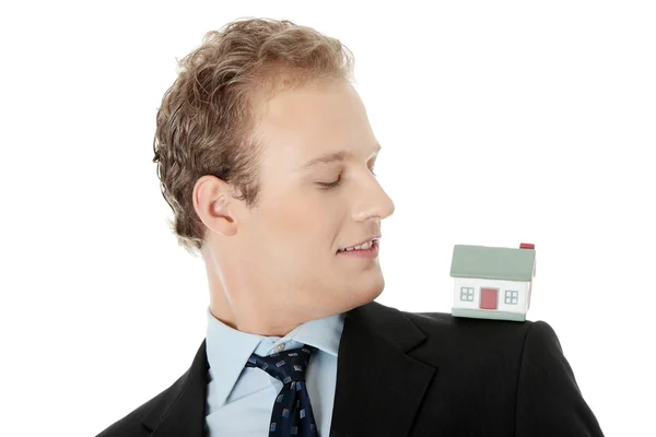 Jonge zakenman met huis model — Stockfoto