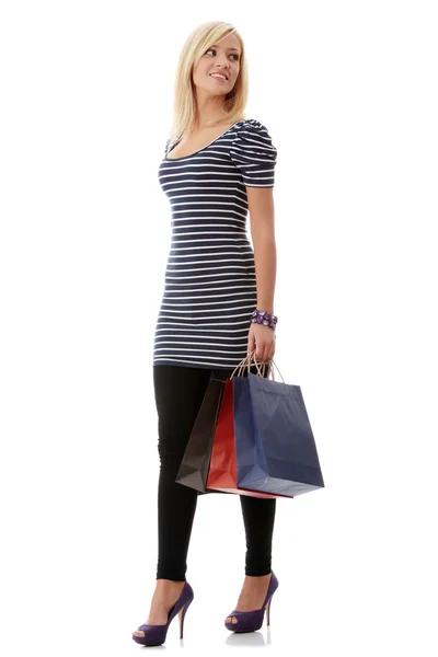 Junge blonde Frau mit Einkaufstaschen — Stockfoto