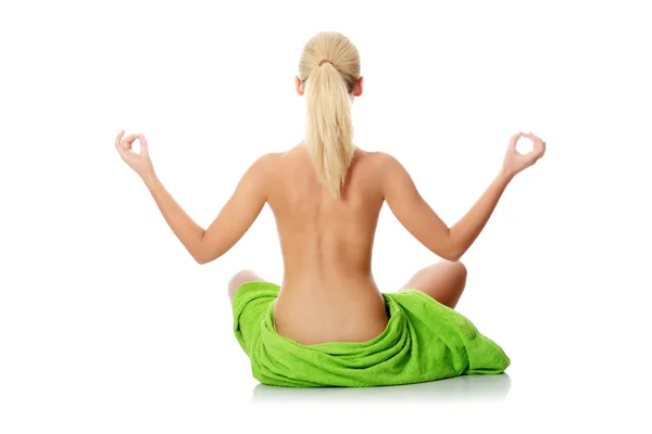 Yoga yapan bir kadın. — Stok fotoğraf