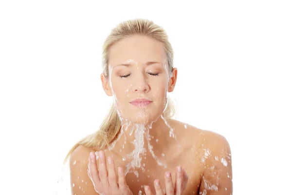 Femme se lave le visage — Photo