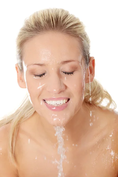 Žena mytí obličeje — Stock fotografie