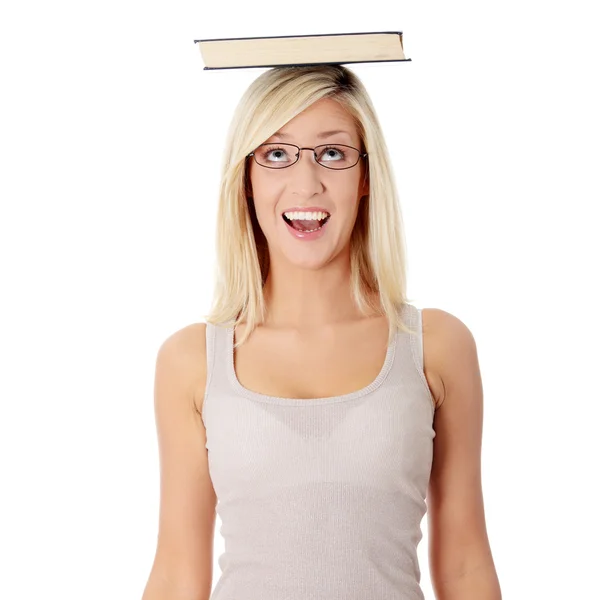 Student met boek op haar hoofd — Stockfoto
