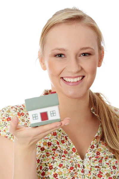Šťastná mladá žena drží model domu — Stock fotografie