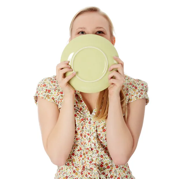 Женщина лижет тарелку — стоковое фото