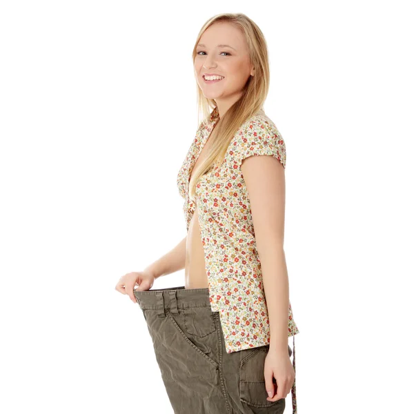 Kobieta pokazuje, ile schudła. — Zdjęcie stockowe